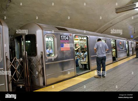 Number 7 Subway Train, Metro, Queens bound, New York City, USA Stock ...