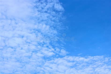 El Cielo Con Las Nubes Que Se Mueven Con El Viento Imagen De Archivo