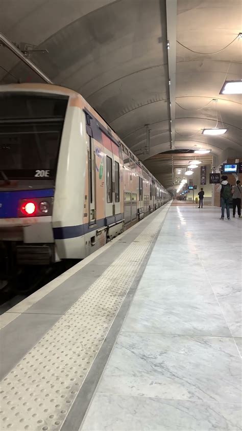 Paris RER E MI2N EOLE Z22500 en gare de La Défense Grande Arche YouTube