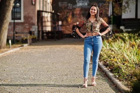 Bonita Chica Modelo Latina De Ecuador Usa Jeans Posados En La Calle Foto Gratis