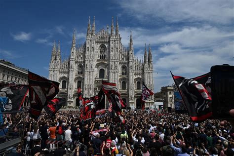 Funerale Berlusconi L Ultimo Saluto Brividi Per I Cori Dei Tifosi Del