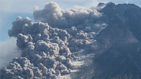 masyarakat sekitar gunung merapi  waspada bpptkg sebut