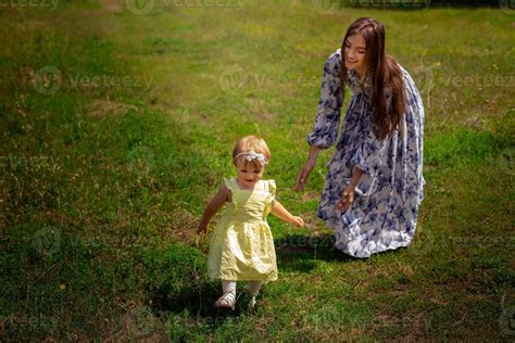 Joyeuse Jeune Mère Joue Avec Sa Petite Fille Dans Le Jardin Verdoyant