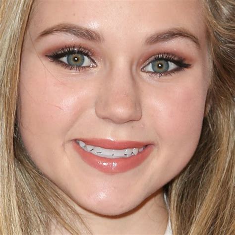 Brec Bassinger Makeup Black Eyeshadow Brown Eyeshadow Gold Eyeshadow And Clear Lip Gloss