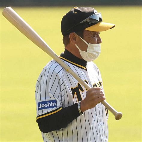 バットを手に練習を見つめる岡田監督（撮影・岸 良祐） ― スポニチ Sponichi Annex 野球