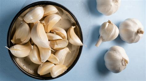 5 Benefits Of Eating Garlic On An Empty Stomach Food And Home Magazine