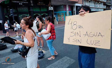 Vecinos del microcentro cortaron la calle porque hace dos días que no