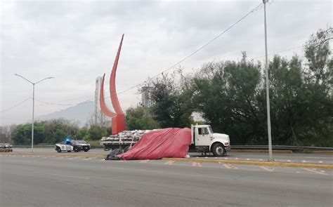 Tráiler tira carga y obstruye carriles exprés de avenida Morones Prieto