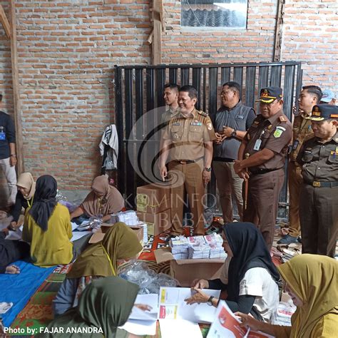 Rri Co Id Pj Bupati Tubaba Tinjau Proses Pelipatan Surat Suara Pemilu