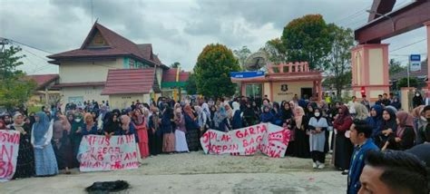 Ratusan Mahasiswa Unjuk Rasa Tolak Kebijakan Kampus