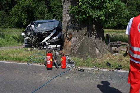 Tödlicher Verkehrsunfall Auto bei Tollet frontal gegen Baum gekracht