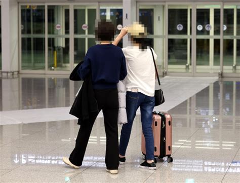 포토 ‘대한항공 활주로 이탈사고 무사귀환한 승객들 서울신문