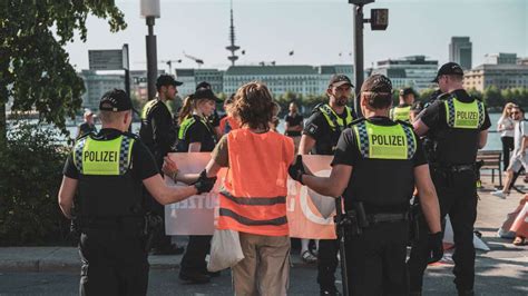 Neue Umfrage Zeigt Mehrheit Der Deutschen Fordert H Rtere Strafen F R