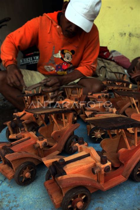Mobil Kayu Mainan Antara Foto
