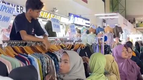 Awal Ramadhan Warga Padati Pasar Tanah Abang Berburu Busana Muslim