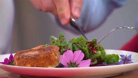 Gebackener Camembert Mit Feldsalat Und Roter Bete An Himbeerdressing