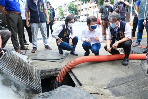 颱風來襲加強防汛 市長盧秀燕視察側溝清淤感謝台中幕後英雄 台灣華報