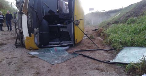 G1 Ônibus sai da pista e cai em barranco deixando 11 feridos em Rio