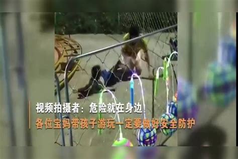 母女乘坐游乐设施突然被甩出，妈妈连续翻滚后立马爬起抱住孩子 翻滚 游乐 妈妈