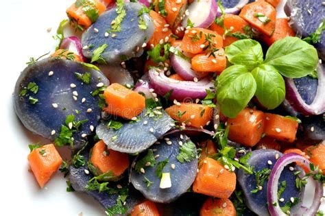 De Salade Van De Veganist Met Violette Aardappel Wortelen En Ui Stock