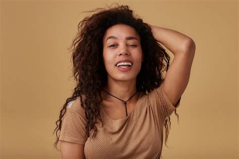 Retrato De Interior De Joven Hermosa Mujer Morena De Piel Oscura Rizada