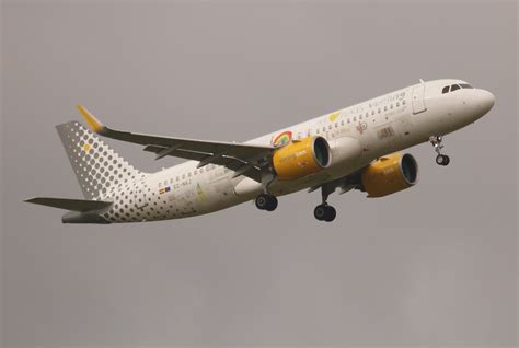 Ec Naj Lgw Ec Naj Vueling Airlines Airbus A Flickr