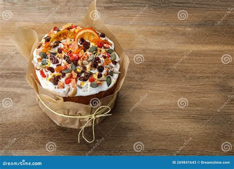 Tarta Tradicional De Pascua Con Frutas Secas En Una Mesa De Madera Para