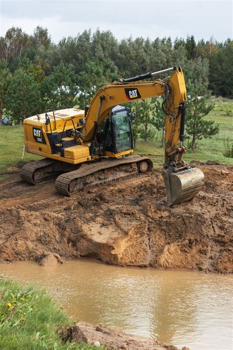 A Caterpillar Hydraulic Excavator Is Seen At The Excavated Pond 编辑类图片