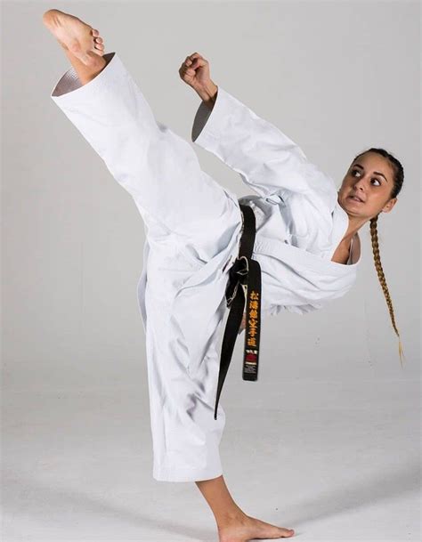 Pin By David Roche On Karaté Martial Arts Women Women Karate