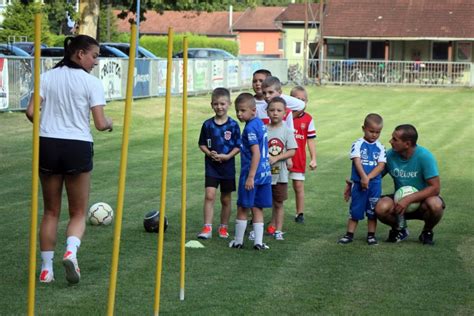 Foto S Radom Je Po Ela Nogometna Kola U Podravskim Sesvetama Klikaj Hr