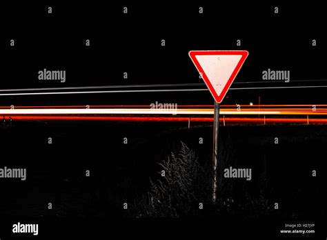 Cartello Stradale Triangolare Rosso Immagini E Fotografie Stock Ad Alta