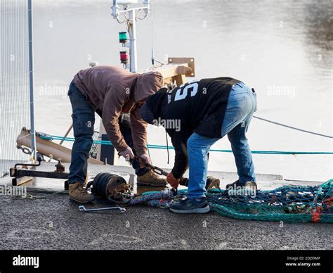 Pescadores reparando redes de pesca fotografías e imágenes de alta