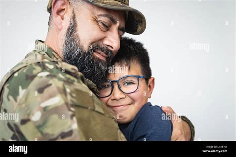 Soldat Militaire Embrassant Son Fils Avant De Partir Pour La Guerre Photo Stock Alamy