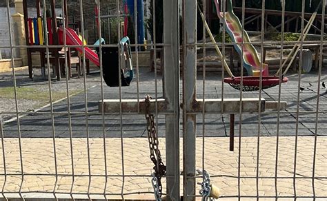 Denuncian El Cierre De Parques Infantiles En Tarifa No Pueden Entrar