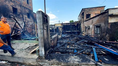 Crianças brincam isqueiro e ateiam fogo em seis casas no bairro