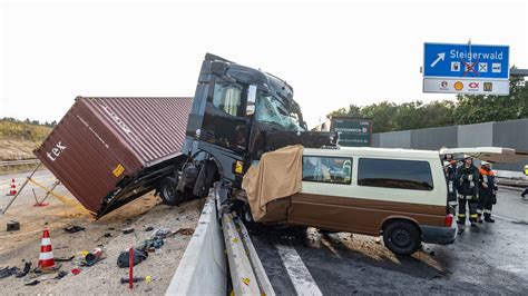 Tr Mmerfeld Auf Der A Zwei Tote Bei Schwerem Unfall