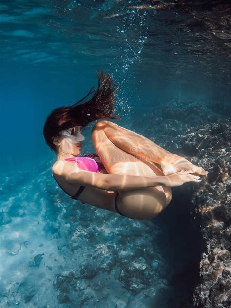 Femme Avec Corps Parfait En Bikini Posant Sous L Eau Transparente Mer Tropicale Image Stock