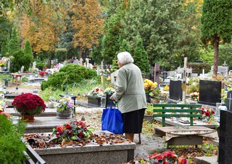 Tanie Znicze I Kwiaty Na Wszystkich Wi Tych Ceny Na Cmentarzach W