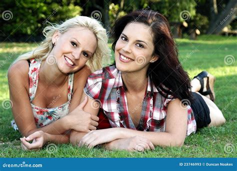 Reizender Brunette Und Blonde Freunde Stockbild Bild von glück verhältnis 23746993
