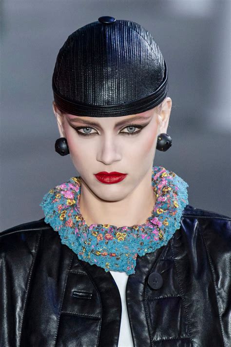 Więcej znaczy lepiej, czyli makijaż w stylu lat 80 • The Beauty Runway
