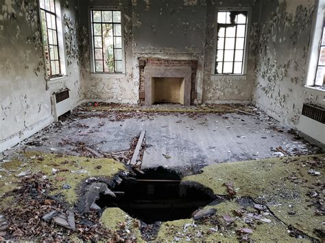 Interior of abandoned house in West Virginia (USA) : r/AbandonedPorn