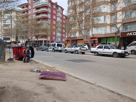 Konya da Ahmet Özcan Caddesi nde yolun karşısına geçmek isteyen anne ve