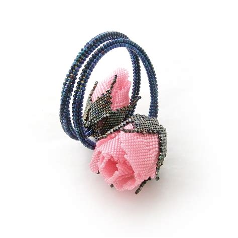 Beaded roses bracelet | Бисерные украшения, Браслет на руку, Женские ...