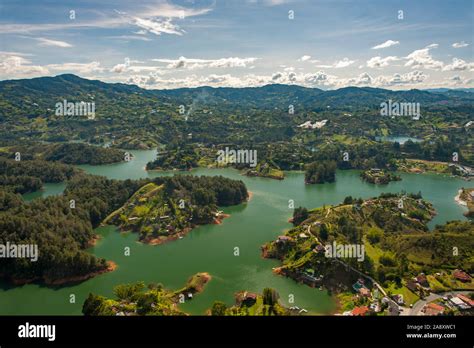 Vista de El Peñol Guatape depósito desde la cumbre de la Piedra del