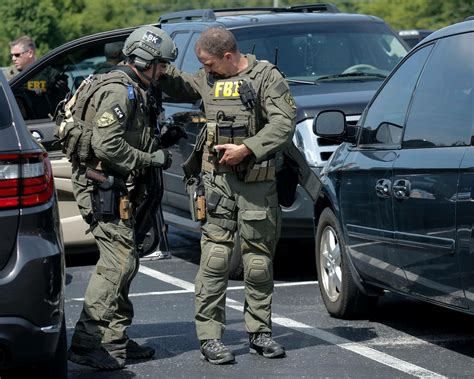 Fbi Hrt Agents Suit Up Before A Call Out Police Life Military Police