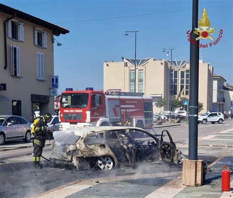 Auto In Fiamme A Calcio Intervengono I Vigili Del Fuoco