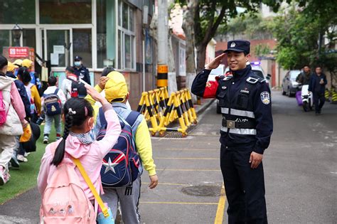 站好“护学岗”