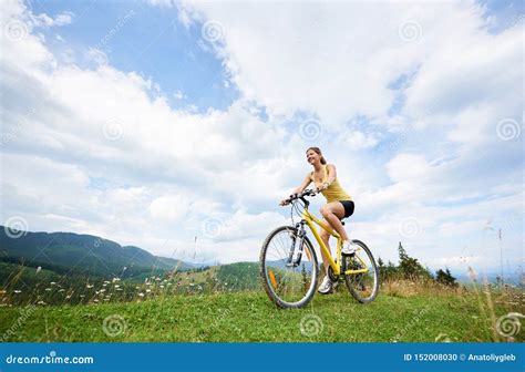 Ciclista F Mea Atrativo A Bicicleta Amarela Da Montanha Apreciando