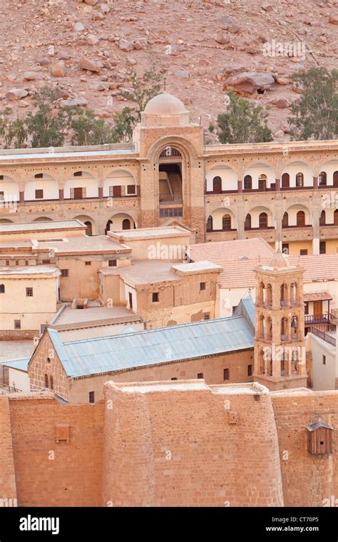 La iglesia de la transfiguración con su campanario en el complejo del