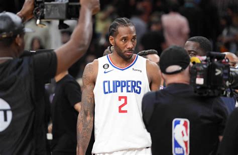 Relevo on Twitter La noche en 𝒍𝒂 𝑵𝑩𝑨 𝒆𝒏 𝒕𝒓𝒆𝒔 𝒕𝒖𝒊𝒕𝒔 Kawhi Leonard